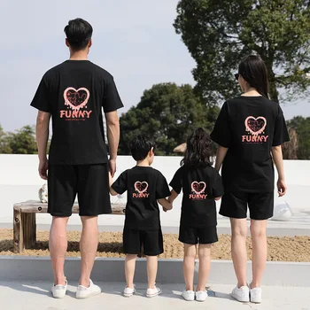 Корейската модерен семеен облекло, тениски с писмото принтом във формата на сърце, еднакви комплекти за майки и дъщери, памучни тениски, бебешки гащеризони, потници